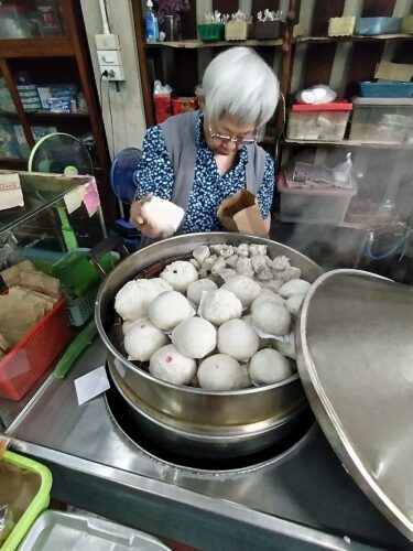 チェンマイ【ヴィクンパーニット】地元で大人気の肉まん屋